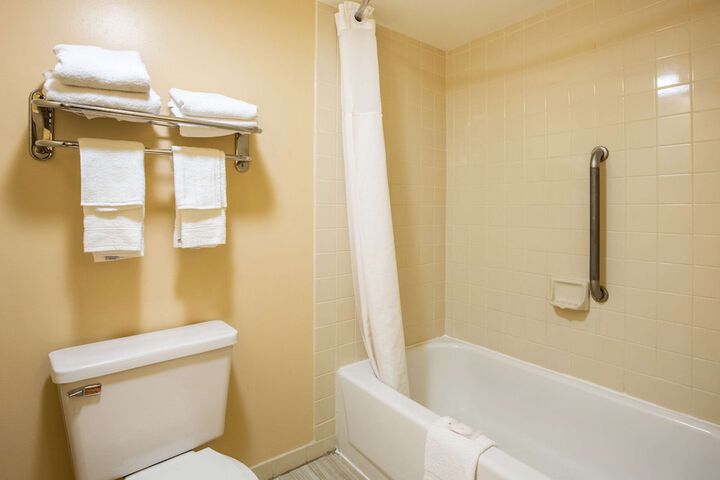 Room 32 of 40
