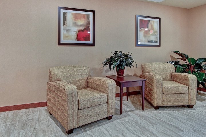 Cobblestone Hotel & Suites – Pulaski / Green Bay
