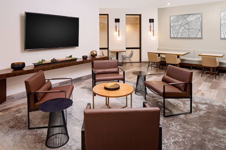 Lounge 36 of 44
