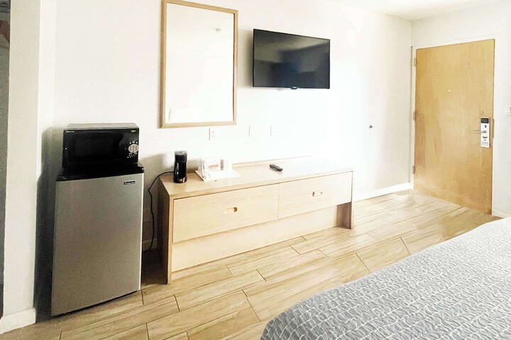 Room 10 of 16
