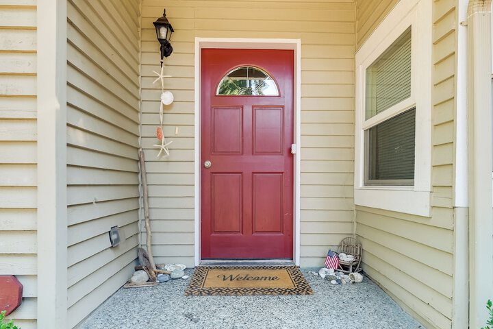 Charming Indianola Home: Walk to Town!