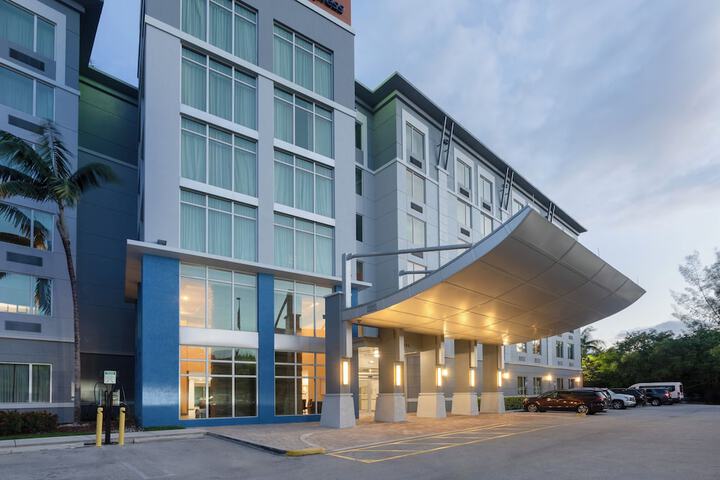 Holiday Inn Express Miami Airport Blue Lagoon Area by IHG
