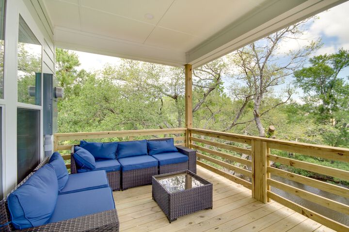 Lovely Bay St. Louis Retreat w / Dock & Canal Access