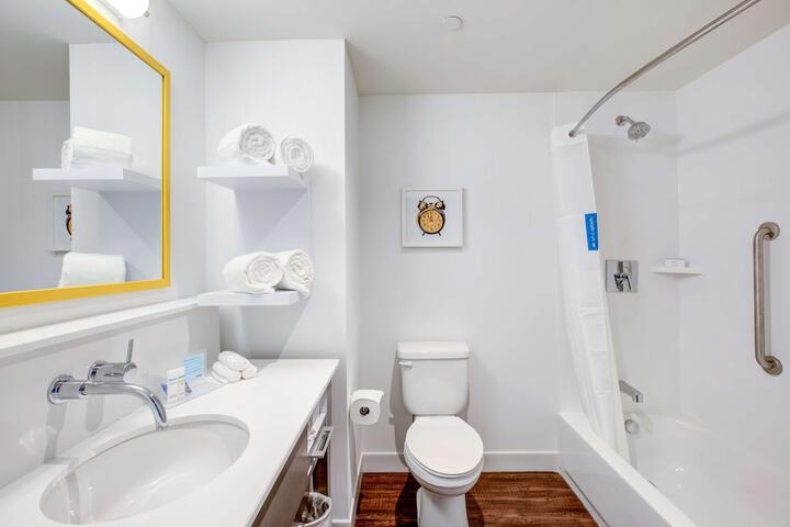 Hampton Inn & Suites Boston / Waltham