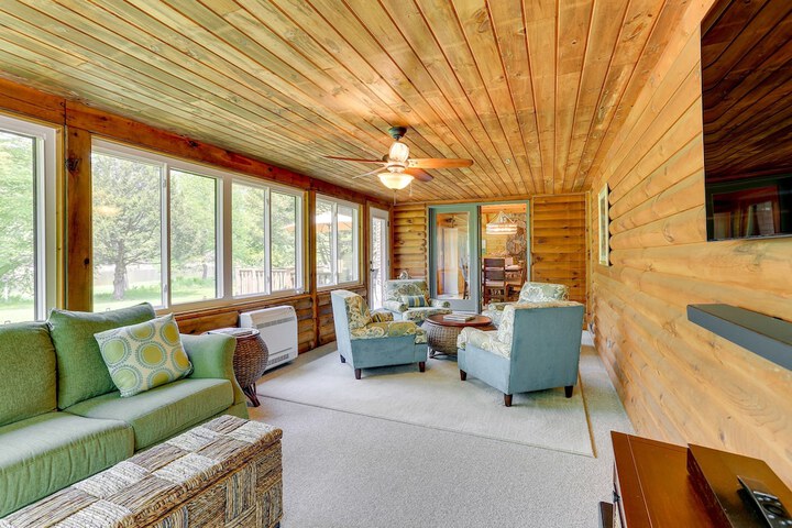 Pocono Dog-Friendly Home on River