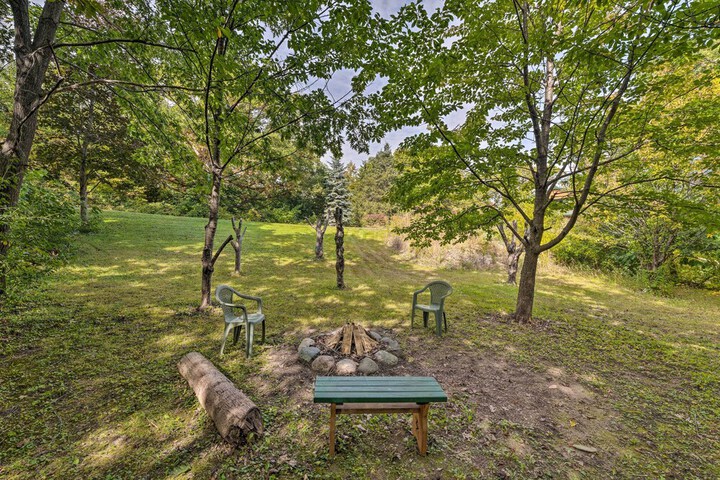 Cozy Wisconsin Studio 11 Mi to Lake Geneva!