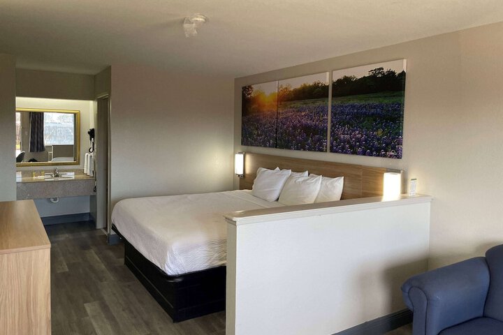 Room 7 of 10