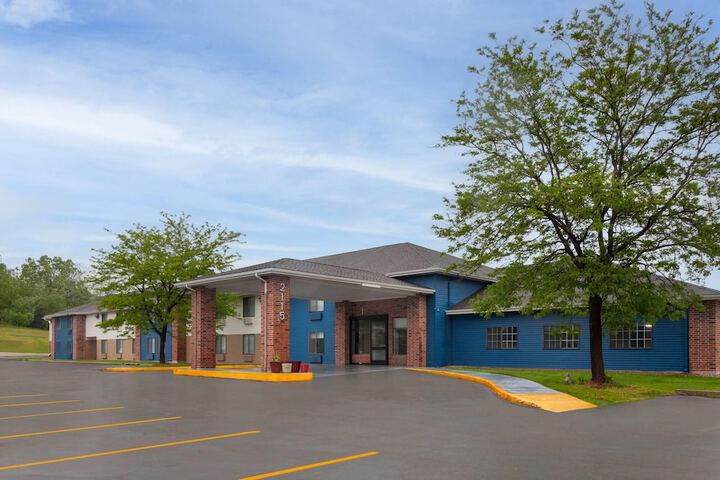 AmericInn by Wyndham Reedsburg
