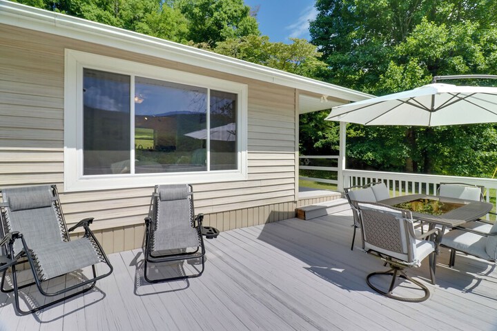 Candler Cabin w / Deck & Mount Pisgah Views!