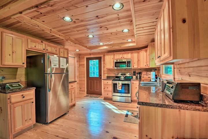 Secluded Cabin w / Deck 13 Miles to Downtown Murphy