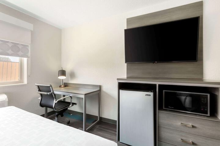 Room 17 of 28