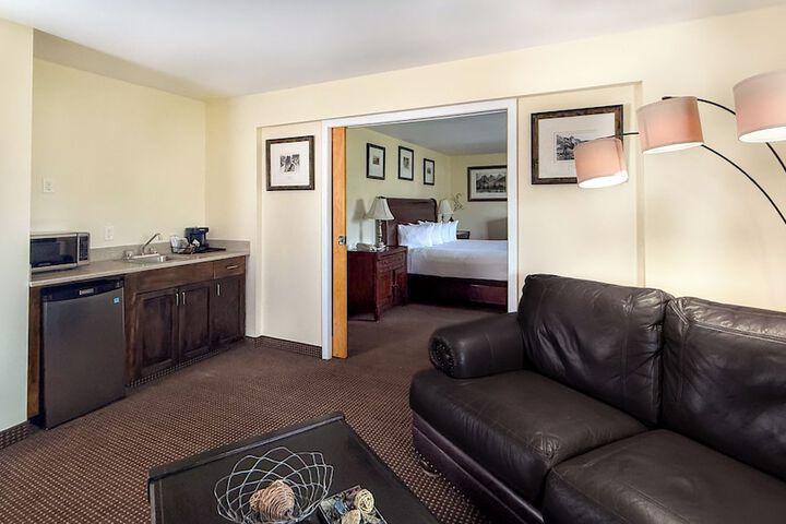 Canmore Inn & Suites