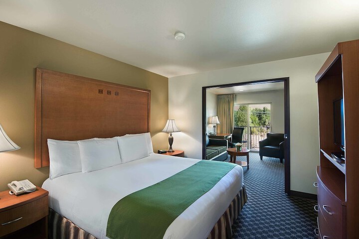 Oxford Suites Yakima