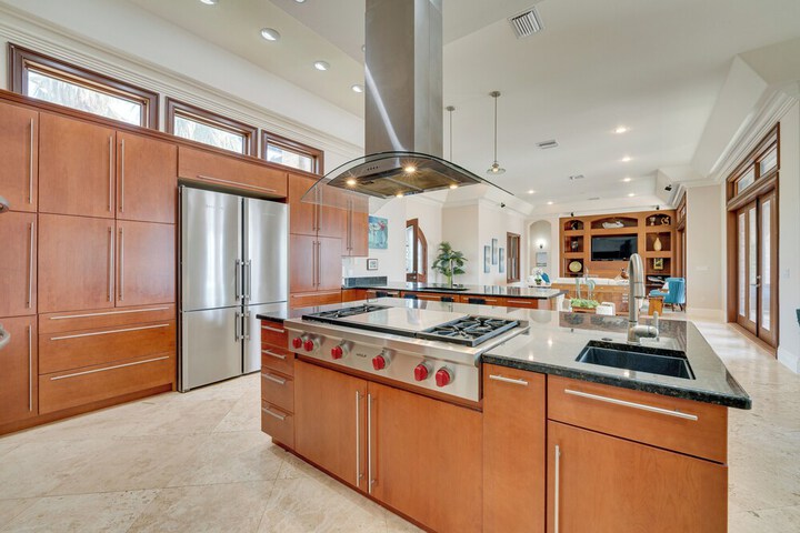 Groveland Home w / Pool: Luxurious Lakefront Oasis!