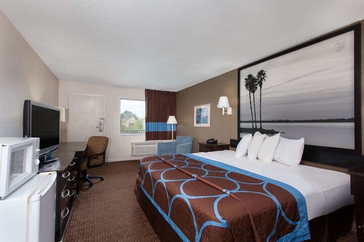 Super 8 by Wyndham Kissimmee