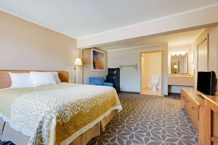 Room 10 of 13