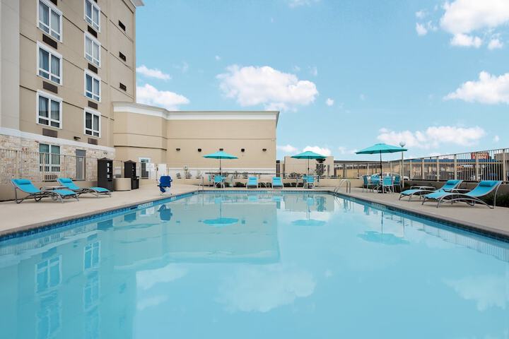 Pool 10 of 39