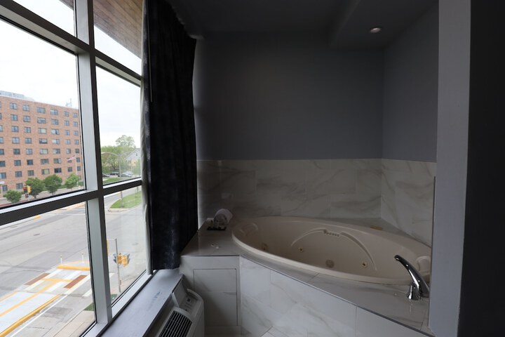 Days Inn & Suites by Wyndham Milwaukee