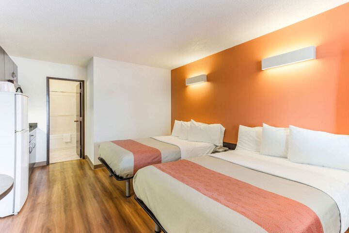 Room 6 of 15