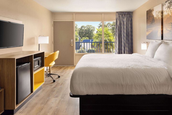 Days Inn by Wyndham McComb MS