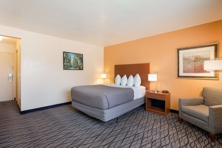 Room 16 of 40