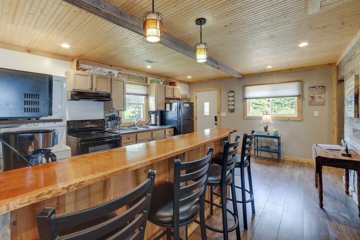 Lakefront Cottage w / Deck Near Indiana Beach!