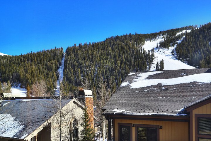 2759 Slopeside 1 Bedroom Condo by RedAwning