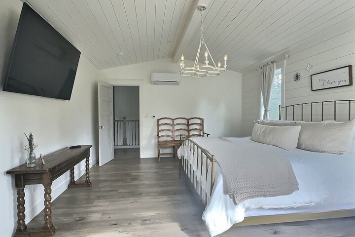 Serene 5BR Farmhouse Retreat Shoreline