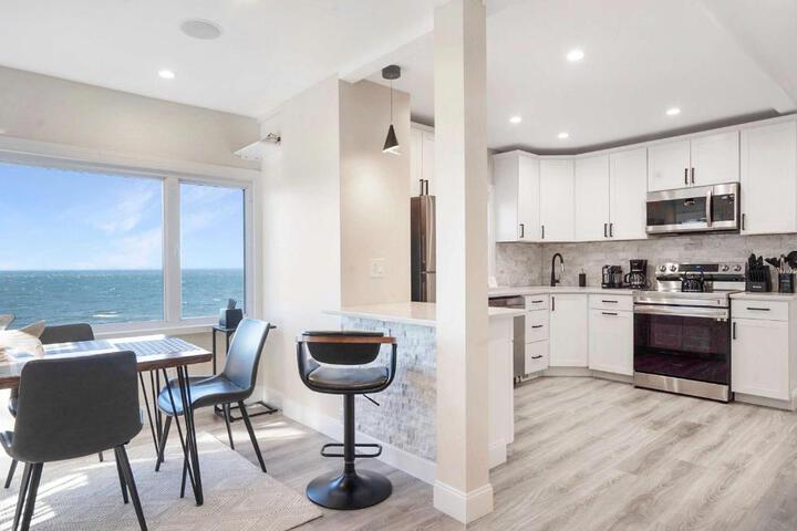 Coastal Retreat: Waterfront Deck, Awesome Views