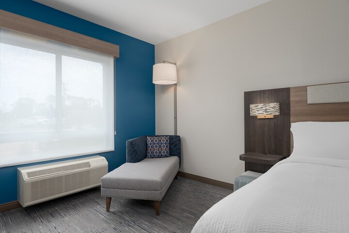 Holiday Inn Express & Suites Alexandria by IHG
