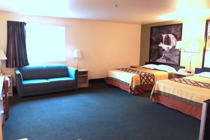 Super 8 by Wyndham Hamilton