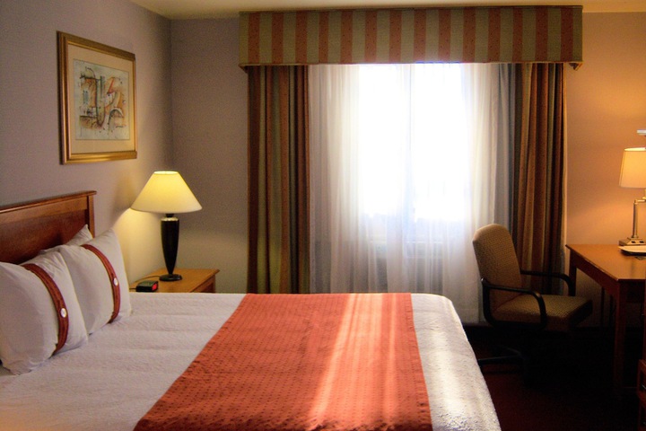 Room 6 of 11