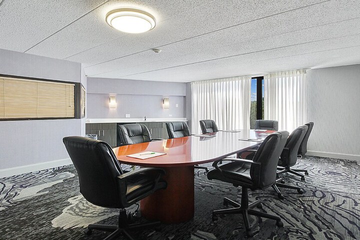 Holiday Inn Chicago Nw Crystal Lk Convention Center by IHG