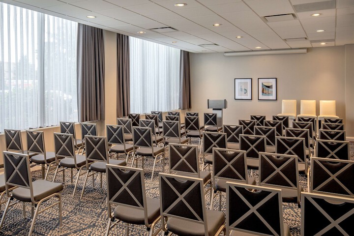 DoubleTree by Hilton Chicago - North Shore Conference Center