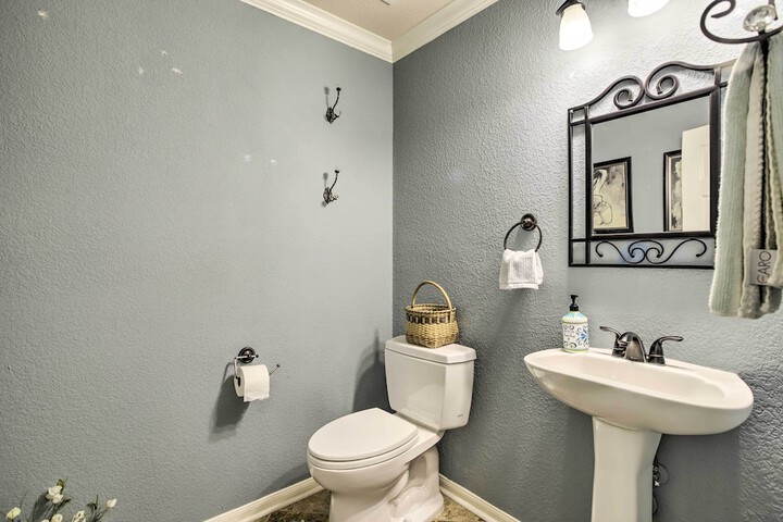 Luxe Home 30 Miles to Houston w / Pool & Grill
