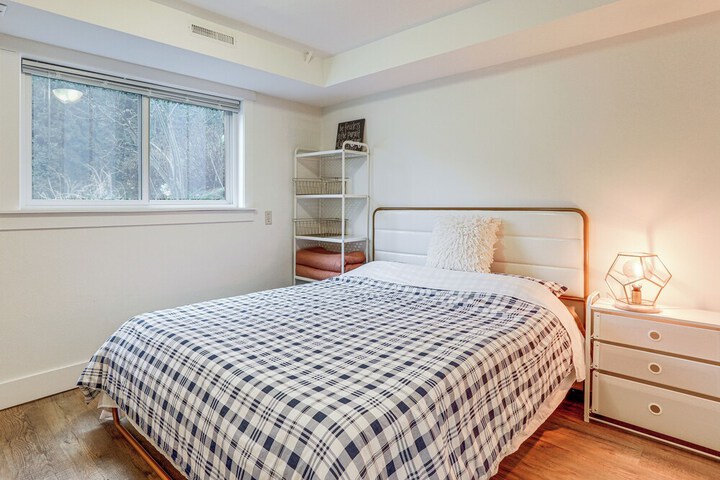 Walk to Beach & Lake Access: Cozy Redmond Apt!