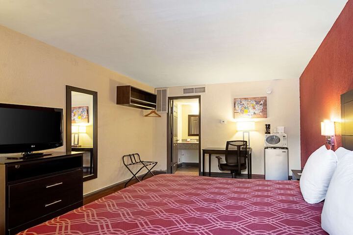 Econo Lodge Inn & Suites Clearwater Central