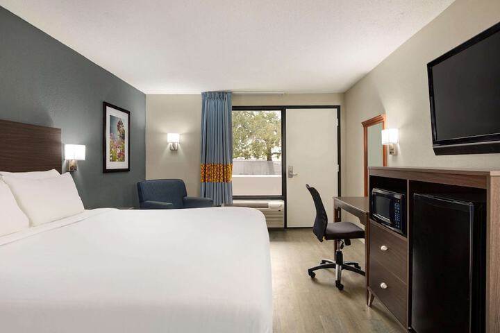 Room 30 of 46