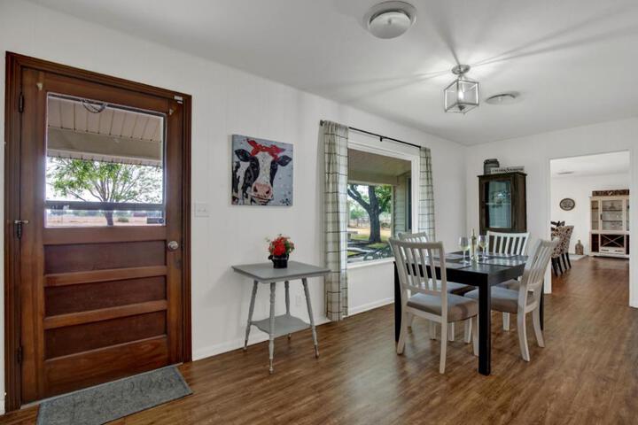 Spacious Home - Fire Pit BBQ and Outdoor Seating!