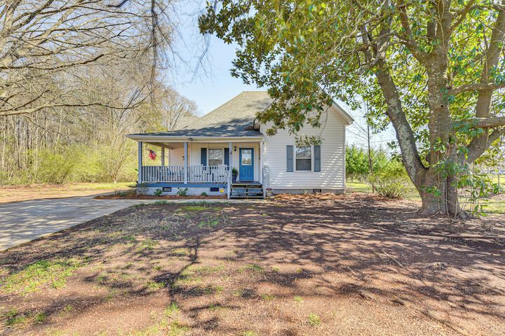 the Farmhouse in Fort Lawn w / Fire Pit & Deck!