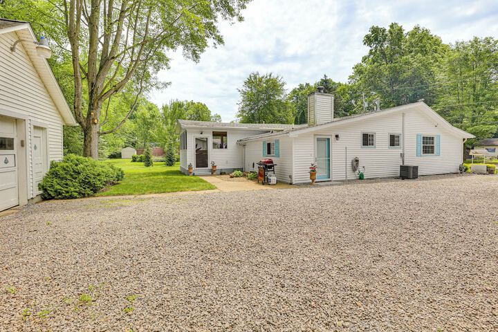 Family Home w / Hot Tub: 1/2 Mi to Lake Milton