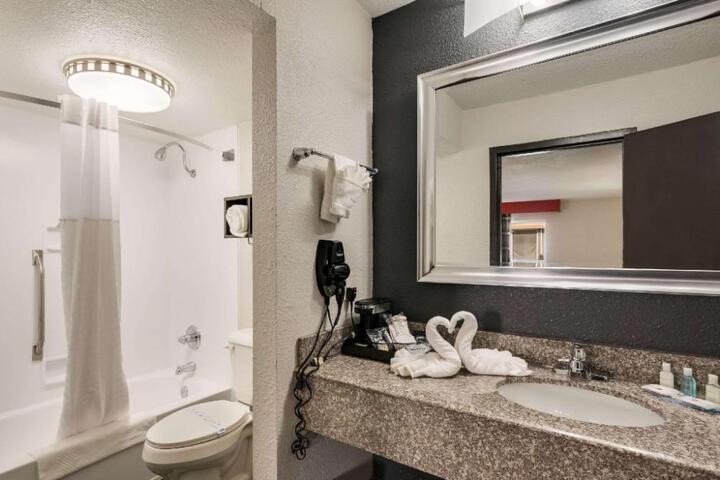 Clarion Inn & Suites Russellville I-40