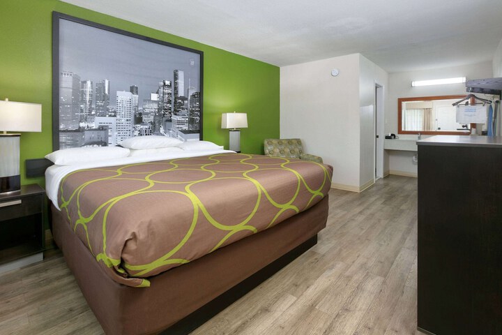 Super 8 by Wyndham Palestine