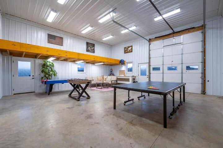 Black Hills Barndo-Hot Tub & Massage Chair
