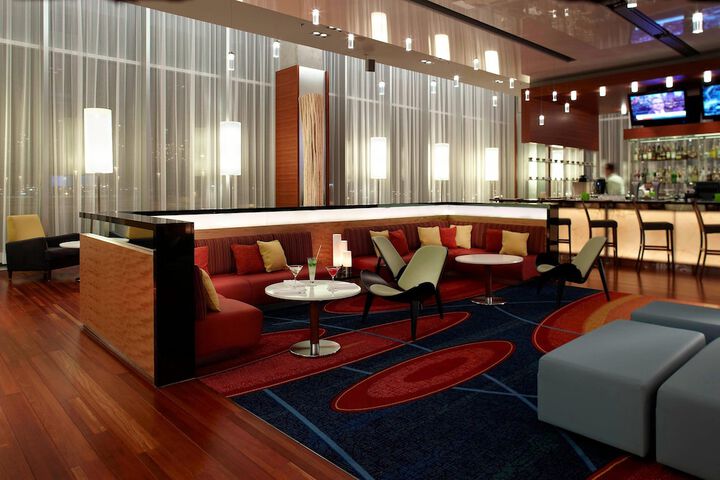 Lounge 54 of 64