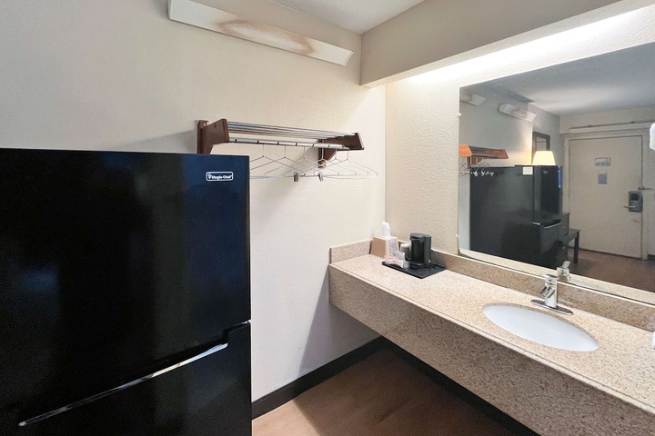 Room 4 of 7