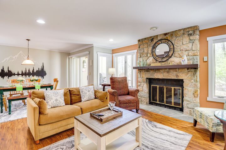 Hike Golf & Explore: Pocono Pines Townhome