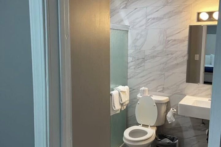 Room 11 of 28
