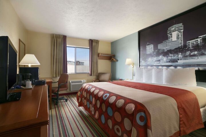 Room 5 of 8