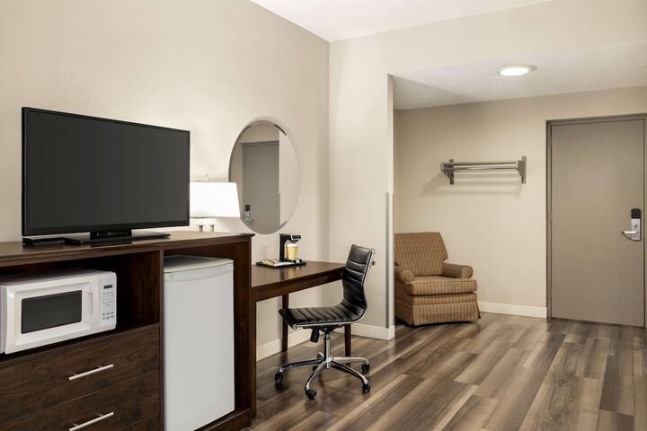 Room 17 of 40